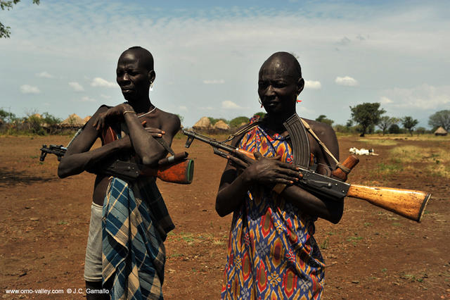 29-mursi-kalashnikov-omo-valley