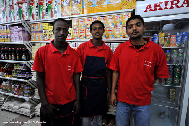 Comprando comida en Ethio Supermarket. Addis Abeba